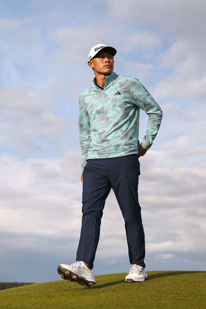 Collin Morikawa: Siegesfeier: Collin gibt sich die Kanne (r.)