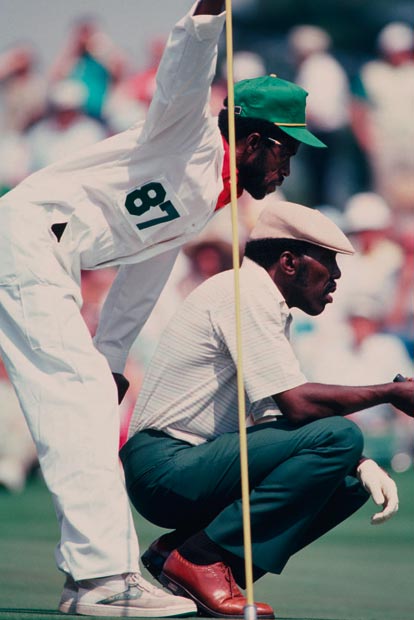 Golfpunks dieser Welt: Unpassend: Was soll das Lionel-Richie-Foto hier? (l.) Small Talk mit dem Malermeister: Calvin Peete in Augusta