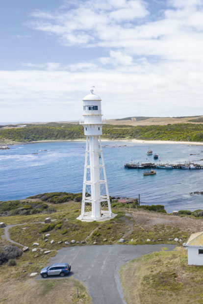Die angenehmsten Orte der Welt: Zweitjob: Bender aus Futurama arbeitet jetzt als Leuchtturm (l.). Genervter Caddie: wieder Ball suchen (r.)